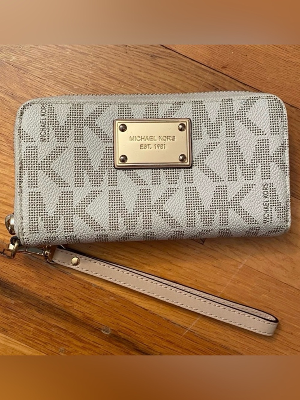 •MICHAEL KORS•VANILLA JET SET SIGNATURE TRAVEL TECH WALLET